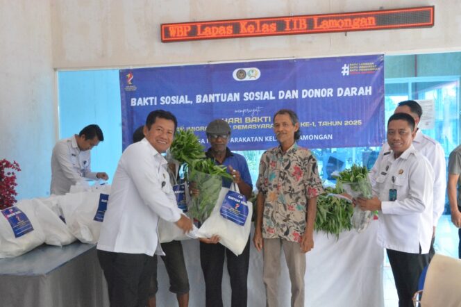 
					Keterangan: Peringati Hari Bakti Imipas ke-1, Lapas Lamongan bagikan Bansos ke PKL, Tukang Becak, dan Keluarga Narapidana