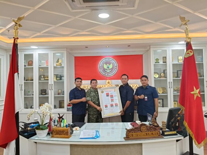 
					Keterangan: FKBN melaporkan Rengiat Diklat Bela Negara Sumatera Barat dan Penyerahan Bagan Struktur Pengurus Pusat ke Kemenhan