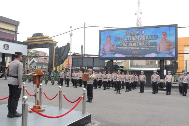 
					Keterangan: Kapolres Lamongan Pimpin Apel Operasi Zebra Semeru 2025