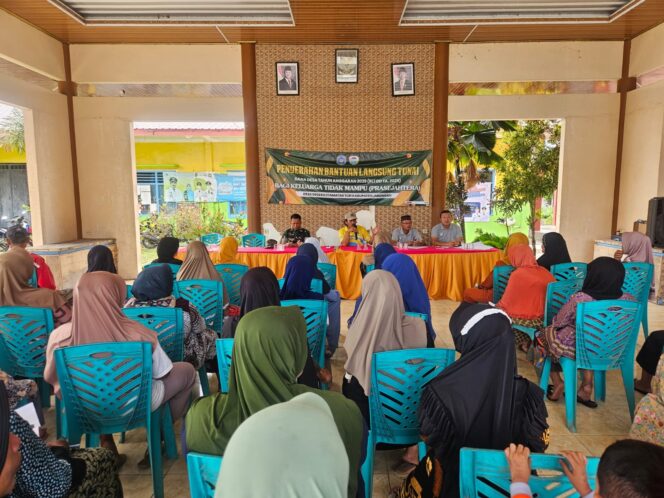 
					Babinsa Koramil 0812/03 Turi Dampingi Penyaluran Bantuan Langsung Tunai Dana Desa di Geger Turi