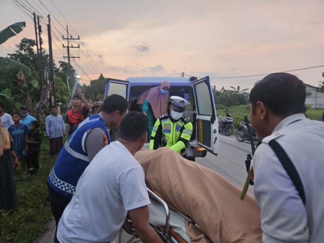 
					Satu Orang Meninggal Dunia, Aksi Sigap Satlantas Polres Lamongan Evakuasi Korban Laka Lantas di Sukodadi