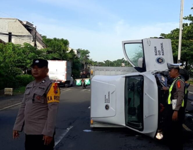 
					Mobil box keluar lajur berlawanan dan terguling akibat supir mengantuk