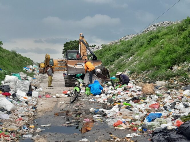 
					TPA Tambora Lamongan di Bawah Ancaman Pelanggaran Regulasi: Sampah Menggunung, Bau Menyengat, Warga “Diserbu” Lalat