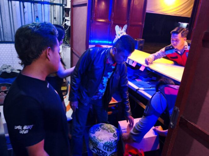 
					Satuan Samapta Polres Lamongan Sita Puluhan Botol Miras dalam Patroli Pengendalian dan Pengawasan Peredaran Minuman Beralkohol