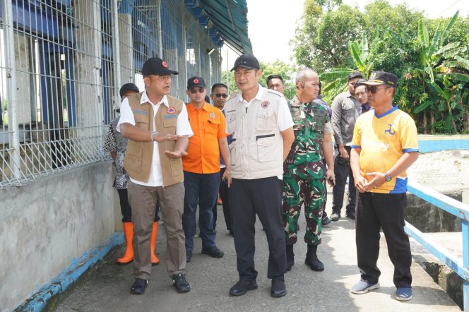 
					Deputi BNPB bersama Forkopimda Lamongan dan Dandim 0812 Lamongan Pantau Titik Banjir dan Pastikan Penanganan Darurat Berjalan Maksimal