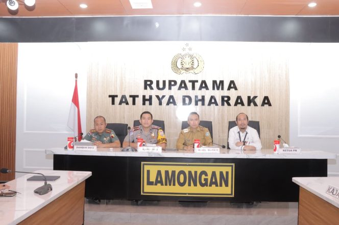 
					Jelang Idul Fitri, Forkopimda Lamongan Siagakan Personel Gabungan di Titik Rawan Kemacetan dan Keamana