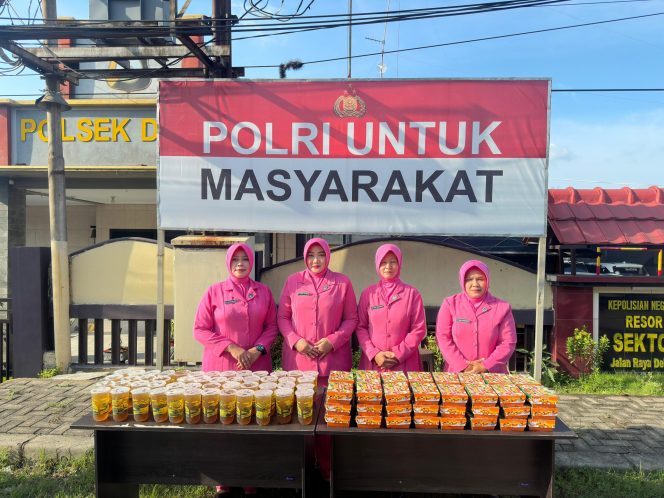 
					Polsek Deket dan Bhayangkari Bersama IPSI Berbagi Takjil Gratis di Bulan Ramadan