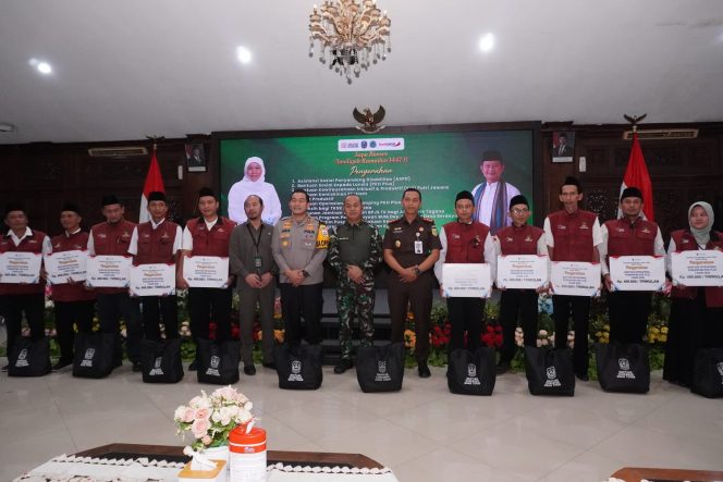 
					Sinergi Forkopimda Lamongan Dampingi Gubernur Jatim Resmikan Sarana Pendidikan dan Salurkan Bantuan Sosial