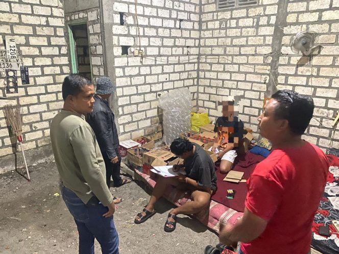
					Gudang Miras Ilegal di Balik Warung Desa Terbongkar, Polres Lamongan Sita Ratusan Botol di Karangbinangun