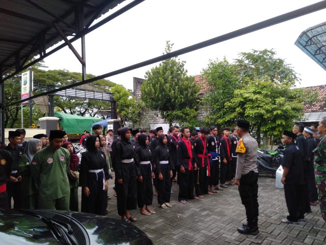 
					Takjil di Jalur Pantura: Ketika Pendekar, TNI, dan Polisi Kompak Bagi Berkah di Tengah Deru Kendaraan Besar