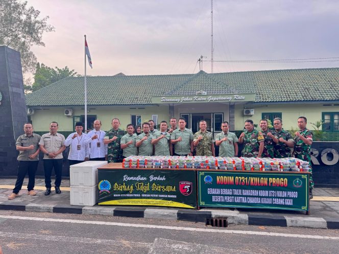 
					Kolaborasi Sosial Ramadhan, Yayasan Patriot Bangsa Mandiri dan Kodim 0731/Kulon Progo Tebar Takjil