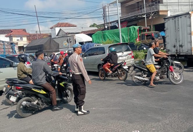 
					110 Polisi Respon Urai Kemacetan Babat–Tuban, Efektivitas Jalur Alternatif Jadi Sorotan