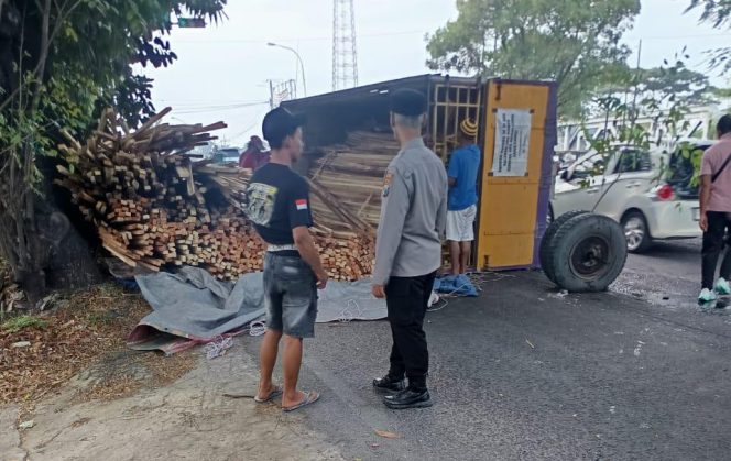 
					Truk Patah As Picu Kepadatan di Jalur Deket–Lamongan, Polisi Lakukan Penanganan Cepat