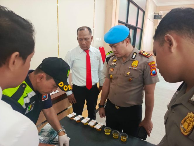 
					Sipropam Lakukan Tes Urine Mendadak, Polres Lamongan Pastikan Anggota Bebas Narkoba