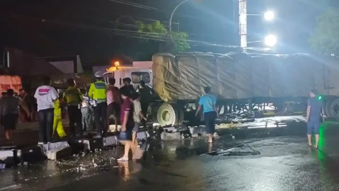 
					Kecelakaan Beruntun di Jalur Pantura Lamongan, Bus dan Dua Truk Rusak Parah