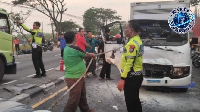 
					Tiga Kendaraan Terlibat Kecelakaan Beruntun di Lamongan, Tiga Korban Alami Luka