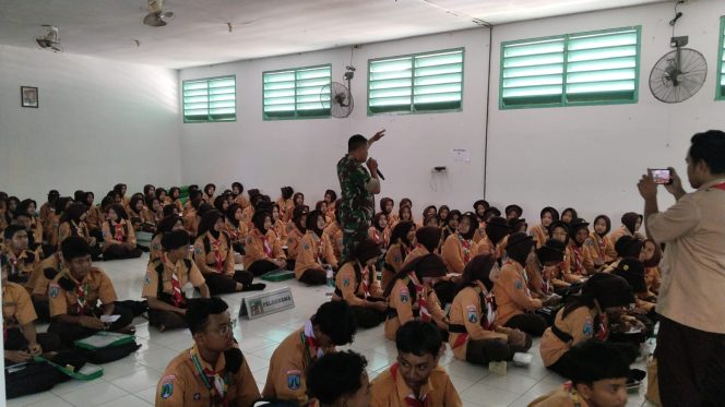 
					Tanamkan Jiwa Patriotisme, Babinsa Berikan Materi Bela Negara kepada 443 Siswa MA Matholi’ul Anwar Karanggeneng
